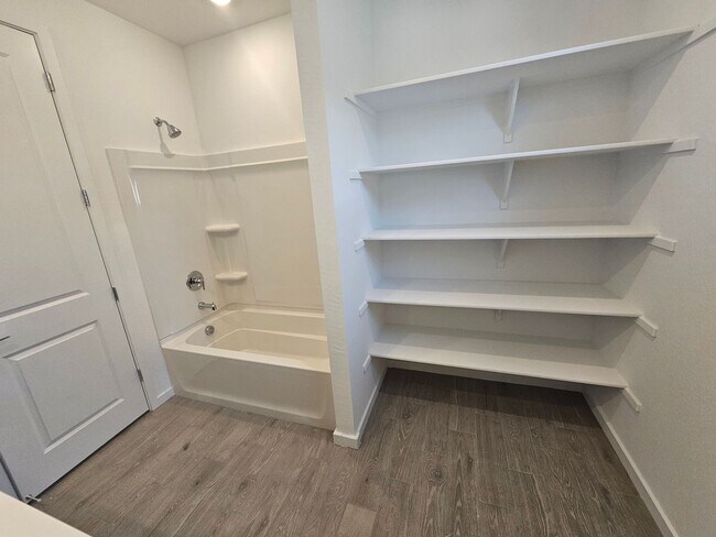 Building Photo - Beautiful new build w mountain views