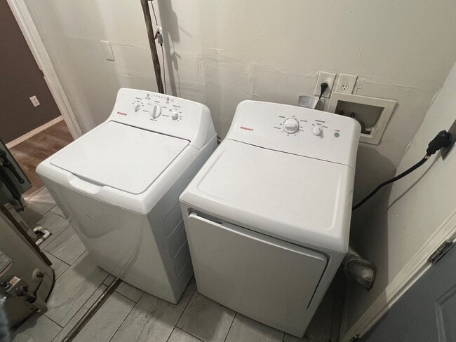 Building Photo - 3 Bedroom home with Fenced Yard - Availabl...