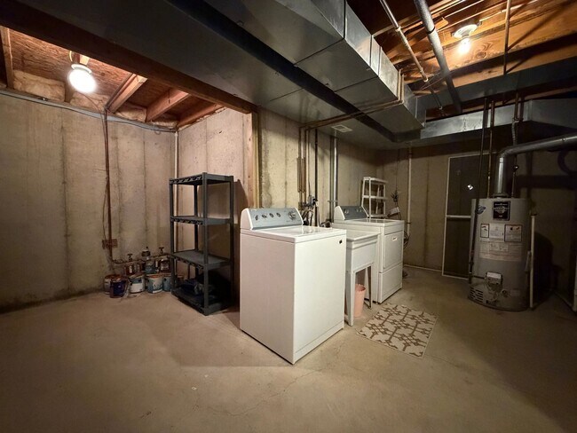 Building Photo - 5653 E Grove Dr SE