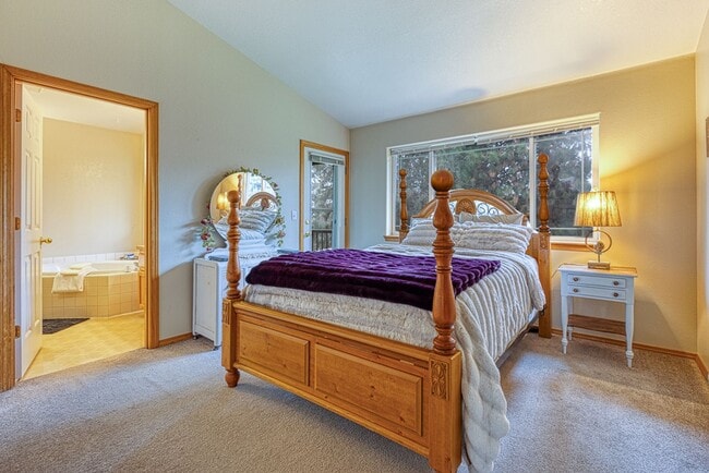 Building Photo - Fully Furnished Running Y Townhouse