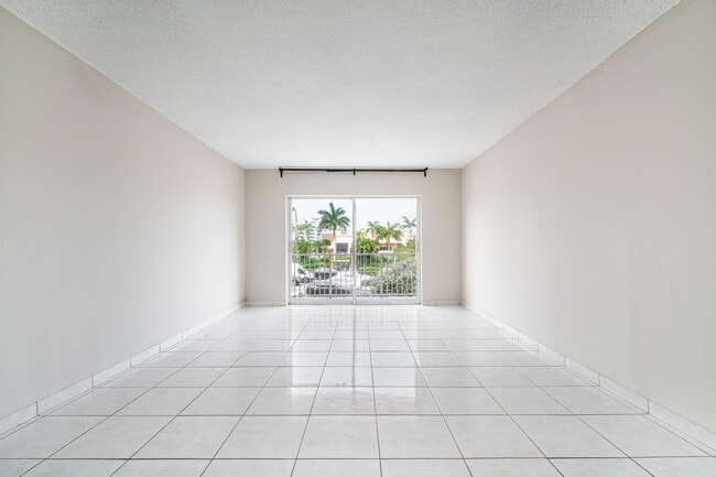 Building Photo - 2200 E Hallandale Beach Blvd
