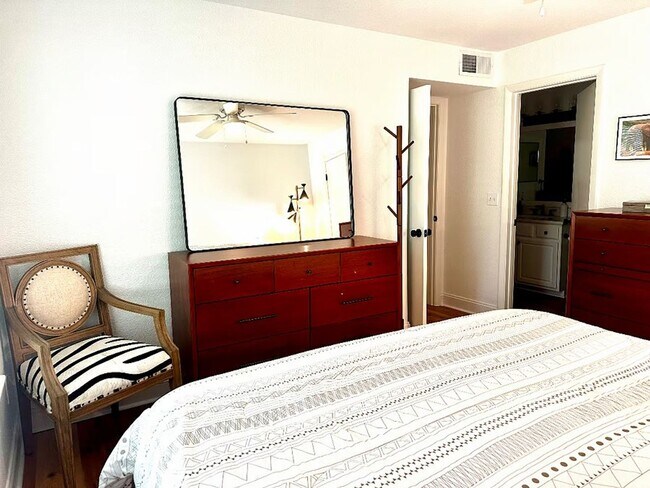 Building Photo - Furnished/Updated 1 Bed/1 Bath Condo- Close to Sullivan's Island