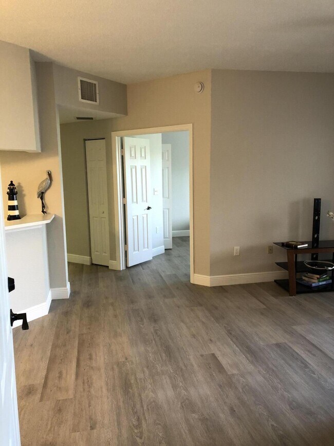 Building Photo - 3023 Alcazar Pl