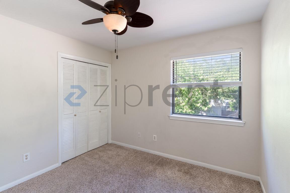 Building Photo - Unit B