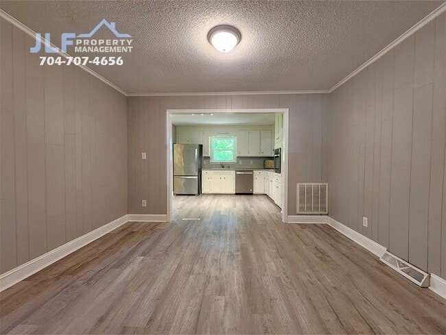 Building Photo - Spacious 3 Bed/2.5 Bath Duplex With Basement.