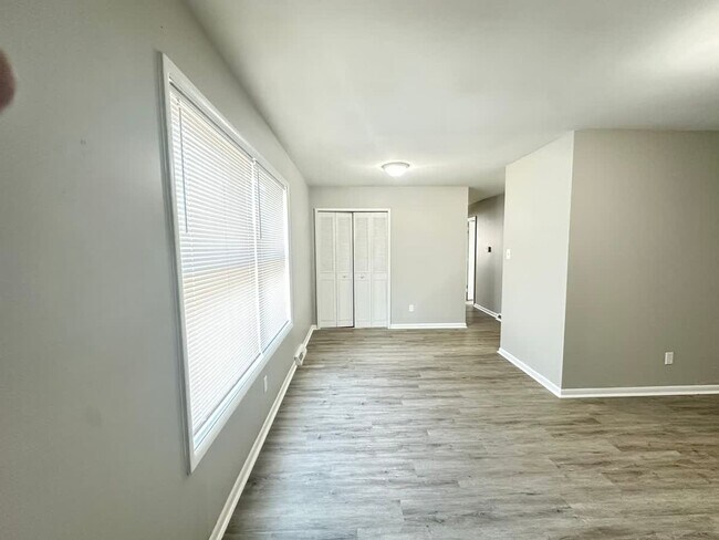 Building Photo - 2339 Harrodsburg Rd