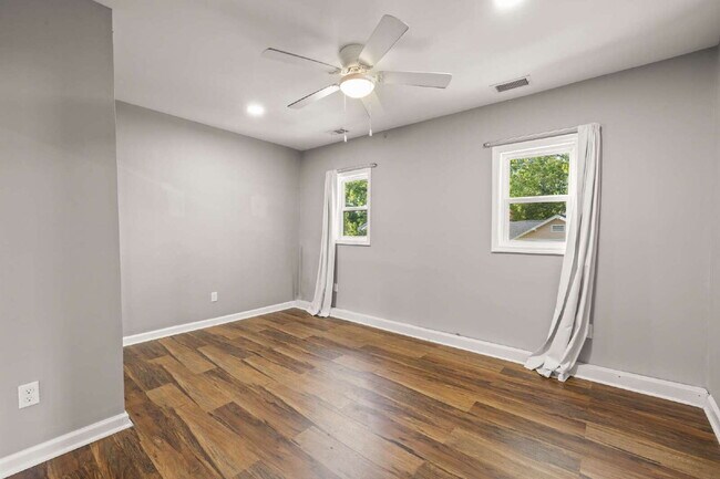 Building Photo - Renovated 3 Bed • 1.5 Bath Upstairs Unit -...