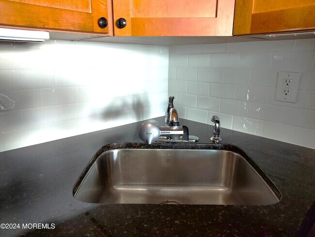 Building Photo - 302 Fifth Avenue Unit 2