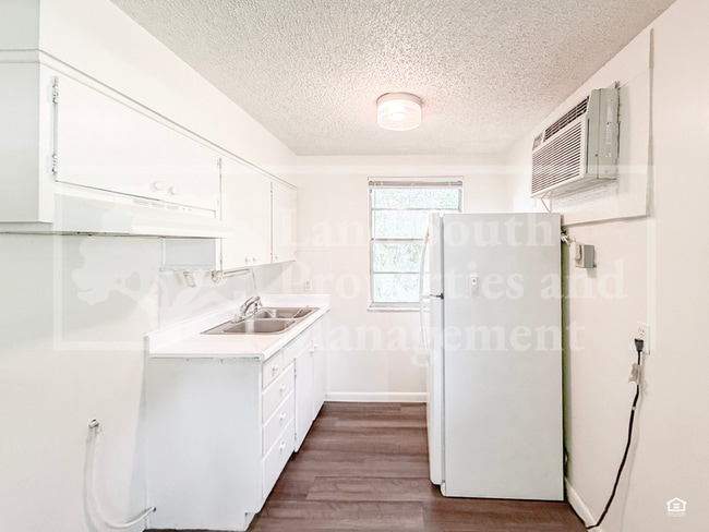 Building Photo - 1030 Lakewood Ct