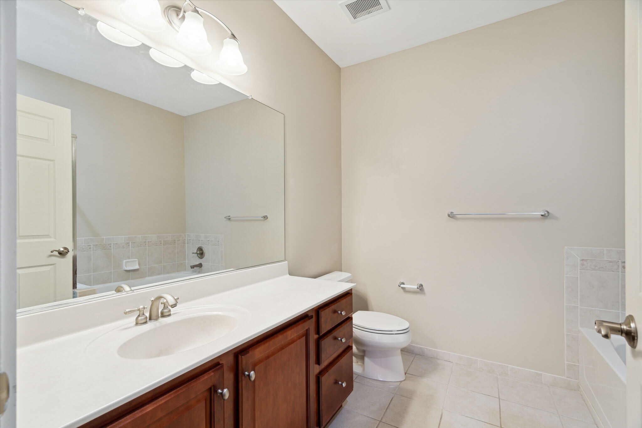 Building Photo - 300 W Elm St