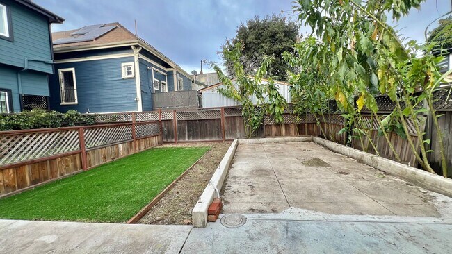 Building Photo - Well-maintained, Charming duplex – 3bd 2ba Upper-Level Unit