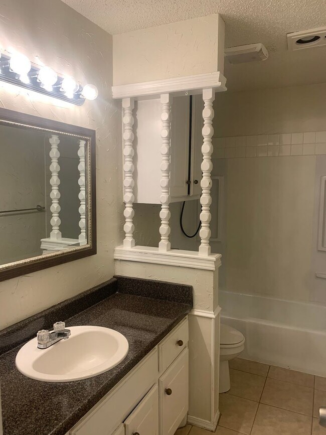 Building Photo - 4bedroom in 2bathroom located in Avondale