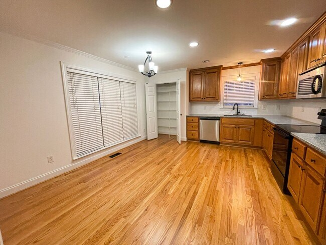 Building Photo - 282 Braddock Dr