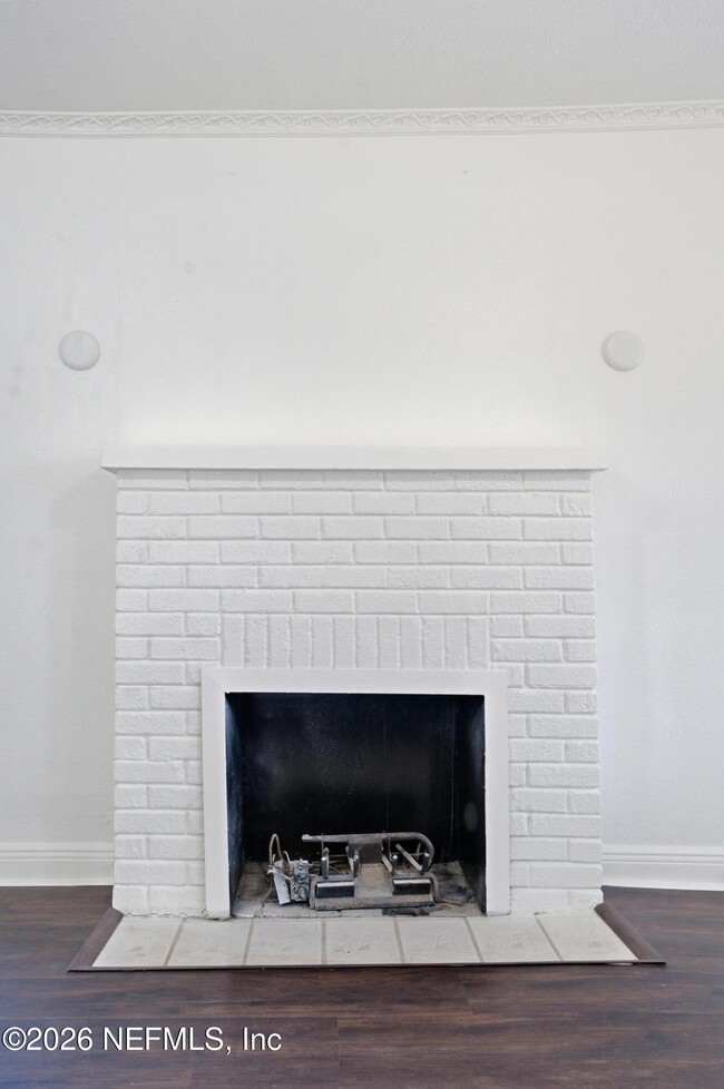 Building Photo - 557 E 60th St