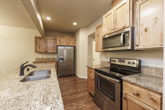 Building Photo - ASK ABOUT ONE MONTH FREE SPECIAL - Ask Us How! 3 Bedroom 2.5 Bath Townhome - Convenient Ridgefiel...