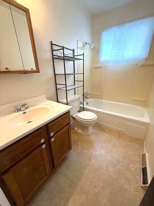 Building Photo - 3 Bedroom House w/ Garage