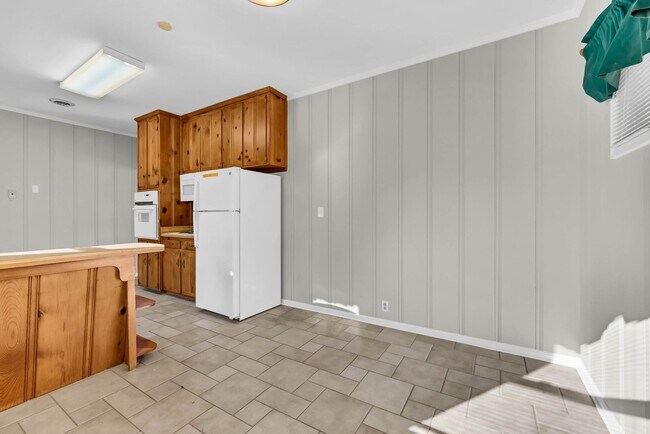 Building Photo - 780 Rossview Rd