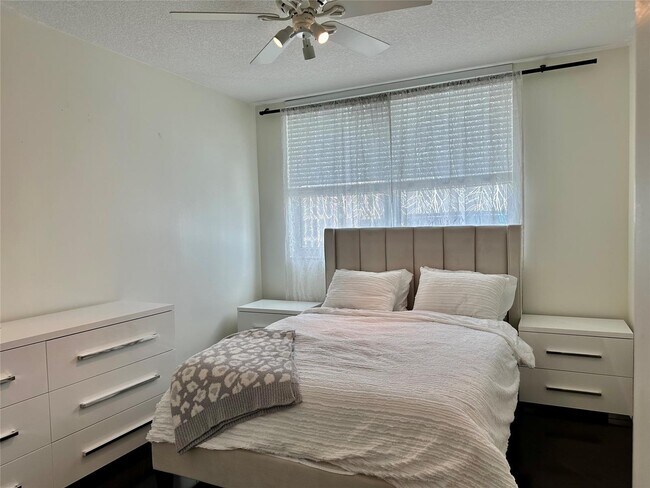 Building Photo - 347 N New River Dr E