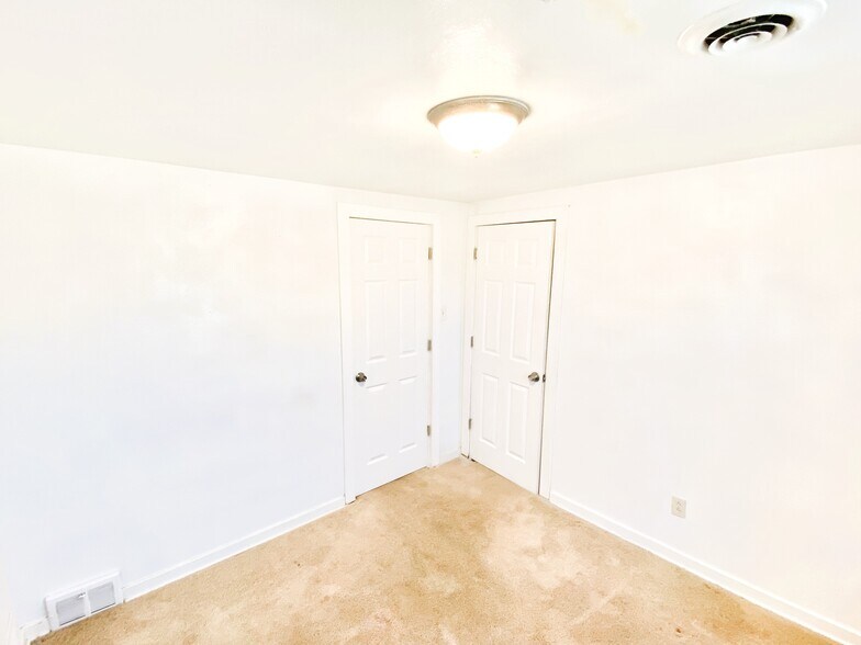 Building Photo - 817 Anaheim St
