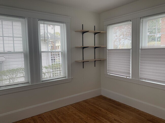 Building Photo - 31 Clyde St