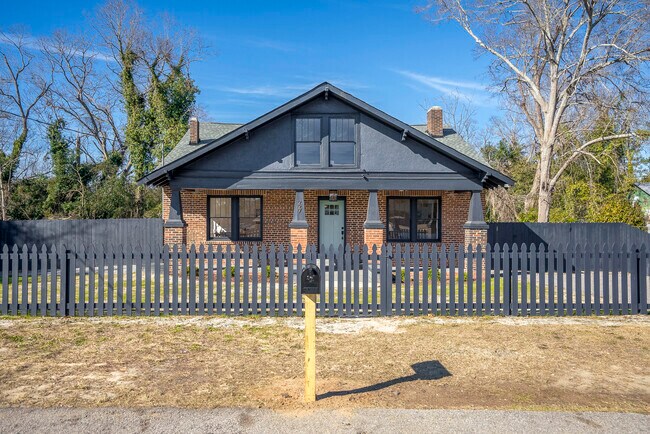 Building Photo - 227 Kershaw St NE
