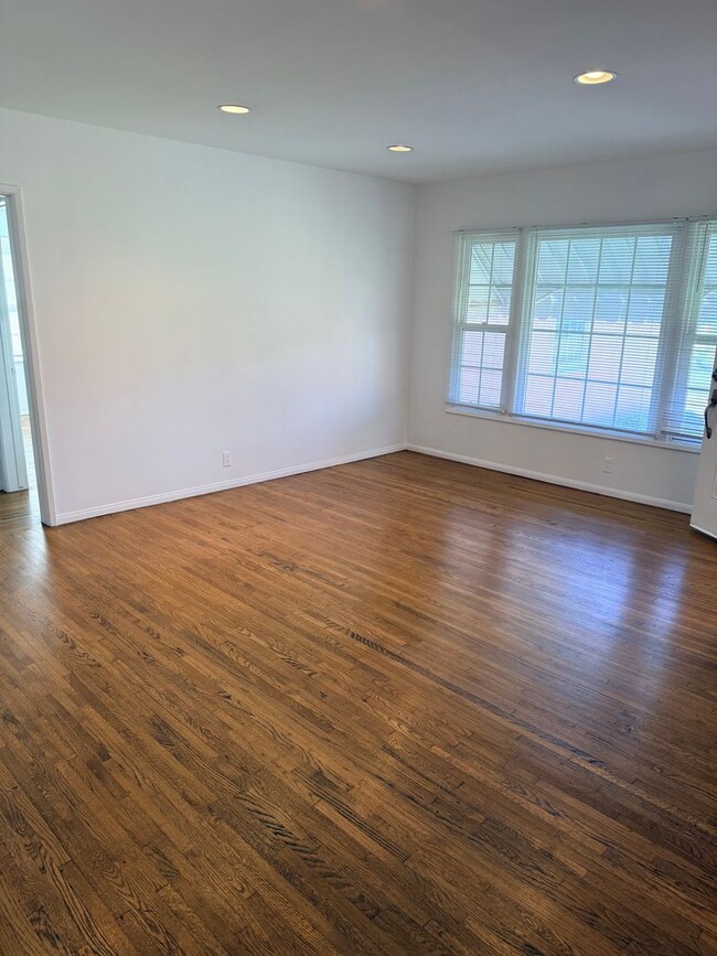 Building Photo - Adorable 2-bedroom home available for rent in Lakewood Mutuals!