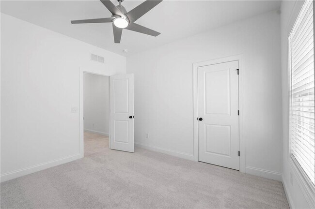 Building Photo - 1042 Winding Br Dr