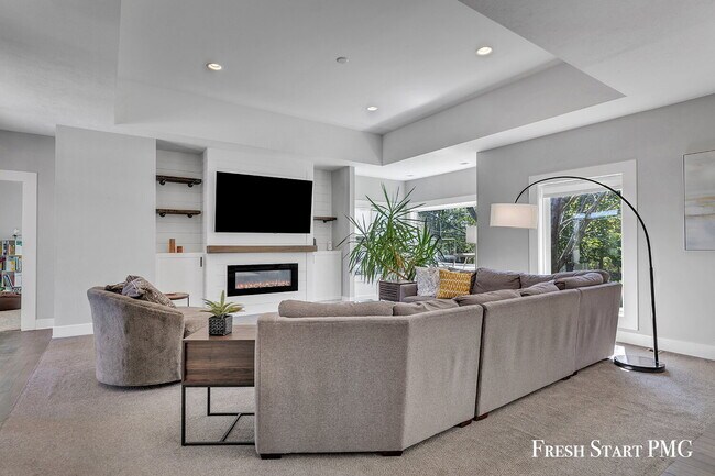 Building Photo - Spacious 6-Bedroom Retreat in Rockford with 3.5 Luxurious Baths