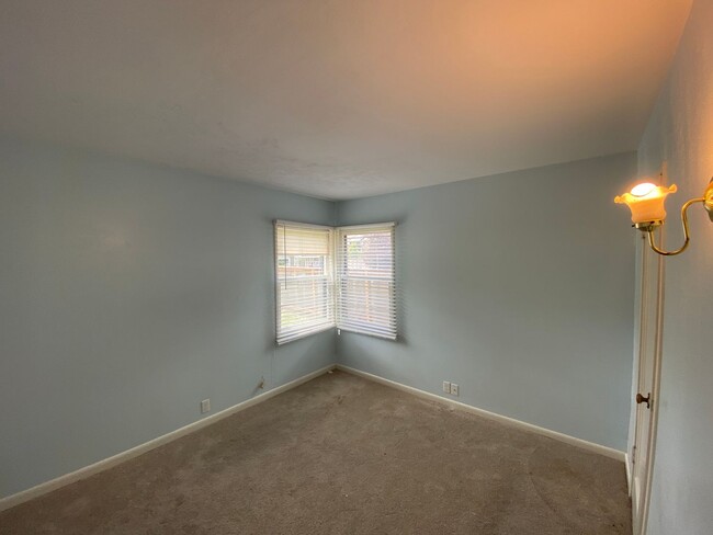 Building Photo - Newly Remodeled 2 Bedroom 1 Bath House - L...