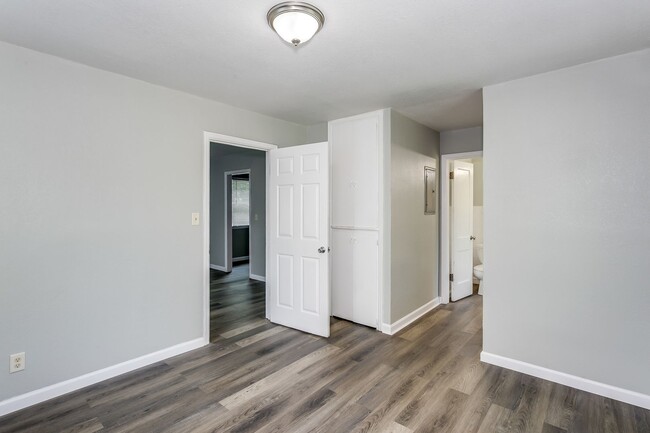 Building Photo - Super Affordable One Bedroom Duplex!