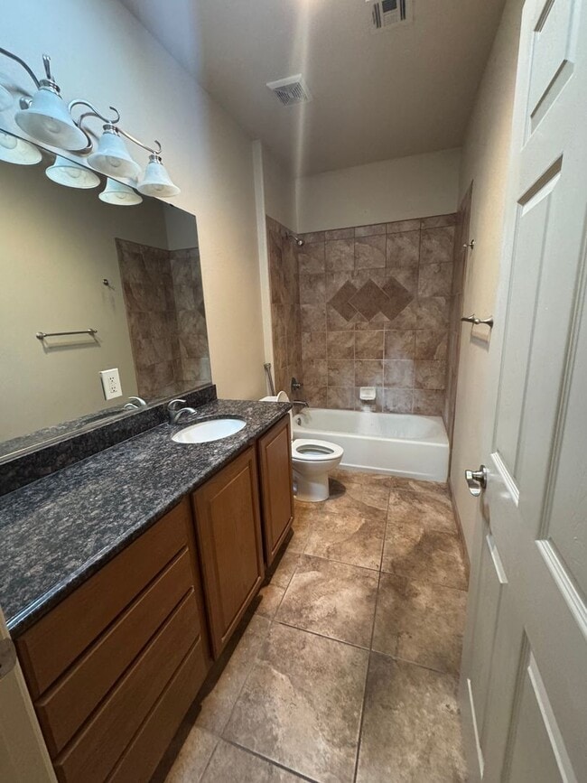 Building Photo - Nice townhome in Gated community