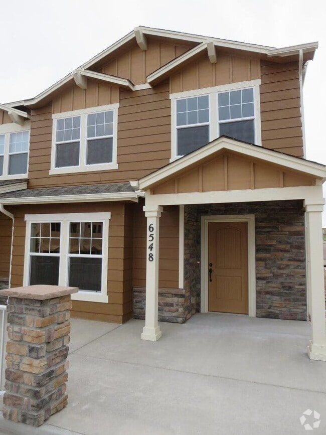 Building Photo - Available Now! 3 Bedroom 2.5 Bathroom Town...