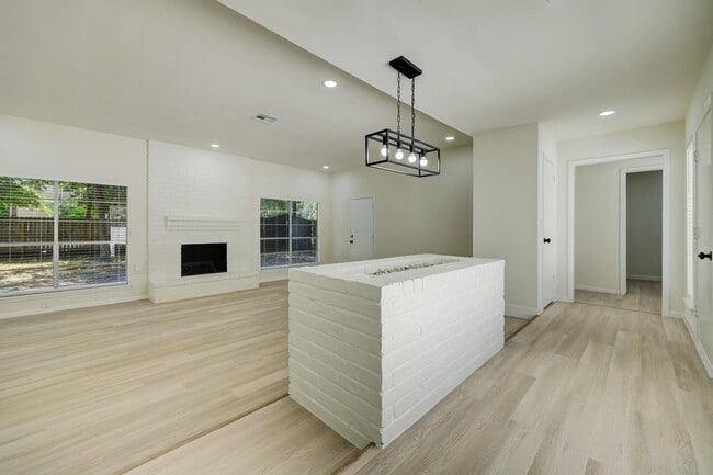 Building Photo - 5519 Sheraton Oaks Dr