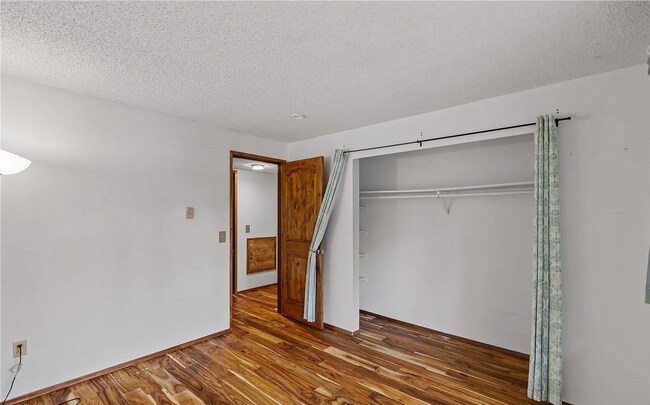 Building Photo - Oakbrook Country Club Condominium (2bedroom)! Apply Today