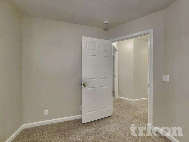 Building Photo - 155 Braxton Ln E