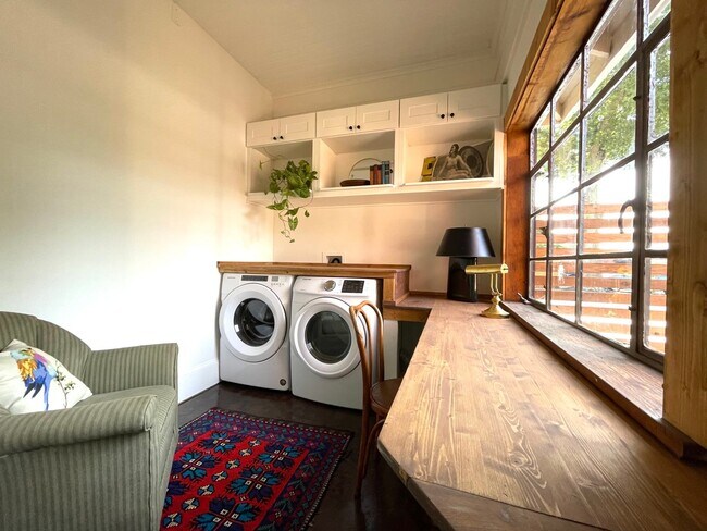 Building Photo - Renovated Historic One Bedroom Apartment D...
