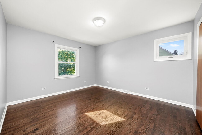Building Photo - Updated Grayslake Home with Sunroom and Fl...