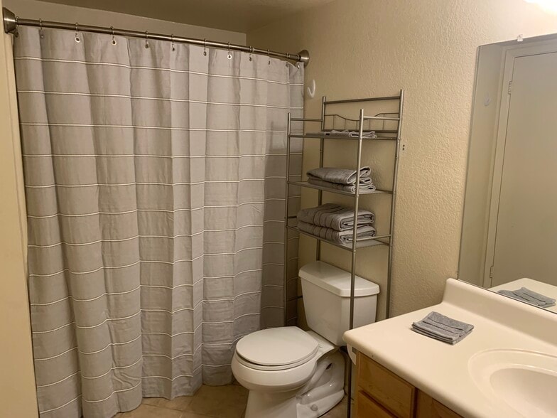 Furnished, ground floor, 2-bedroom condo with assigned covered parking.Pool,Spa,Tennis, Gym. - 5757 W Eugie Ave