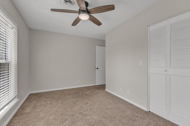 Building Photo - Brentwood/Crieve Hall end unit Condo -avai...