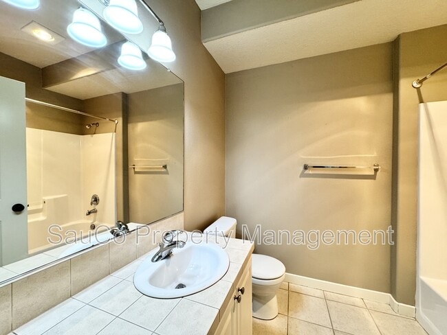 Building Photo - 616 NE Adwick Dr