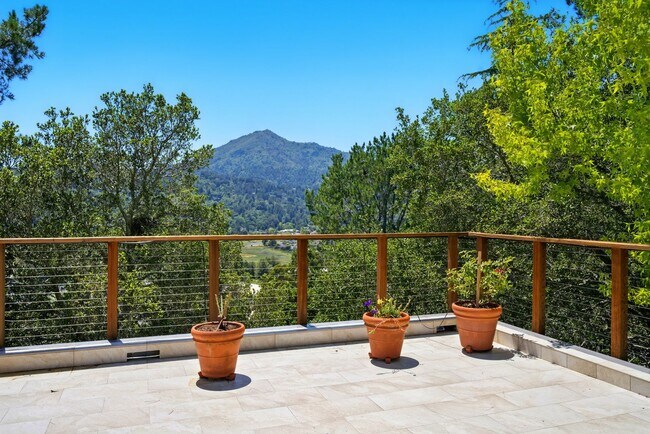 Primary Photo - Gorgeous 4 bedroom home in Greenbrae with ...