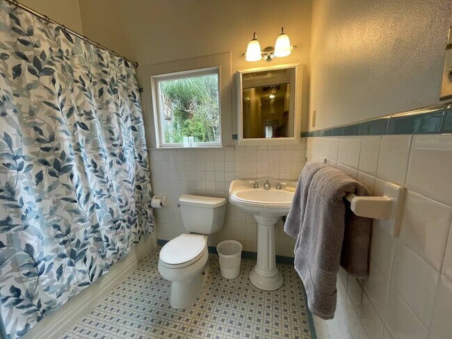 Building Photo - 6021 Coliseum St