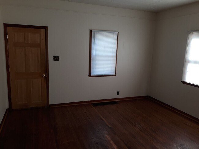 Building Photo - 2 Bedroom House, W/D, Fenced Yard, Porch, ...