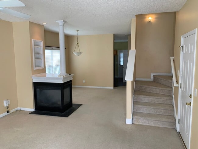 Building Photo - End unit townhome in Morrisville!