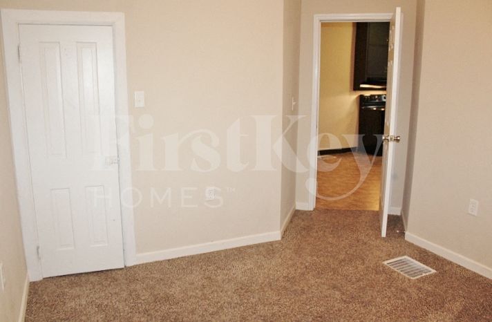 Building Photo - 304 E 4th St