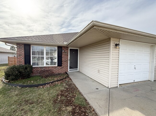 Building Photo - 417 NW Woodbury Dr