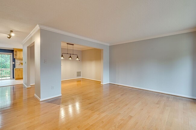 Building Photo - Fantastic townhome in Alexandria