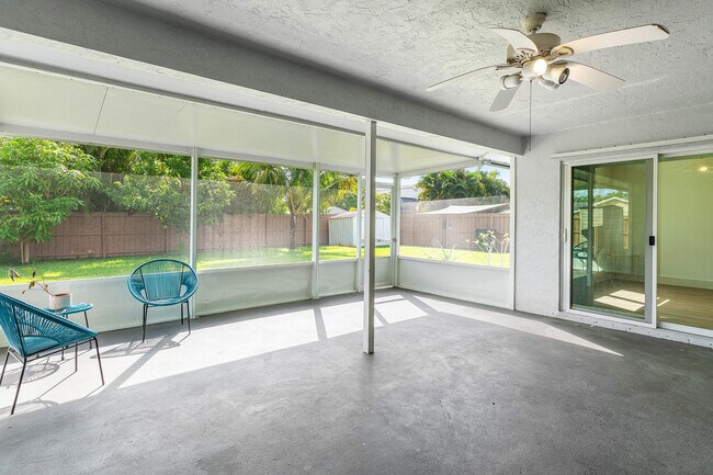 Building Photo - 1100 Basswood Pl
