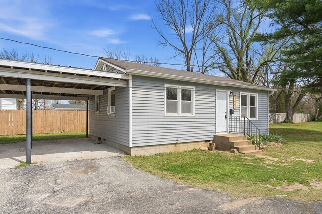 Building Photo - 1 Bedroom | 1 Bathroom | House with Carport | Located on a Quiet Street| Lawn Care and Trash Incl...
