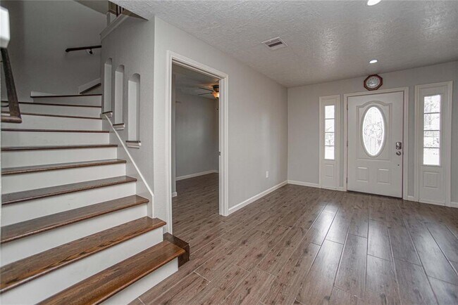 Building Photo - 10700 Deer Hill Dr